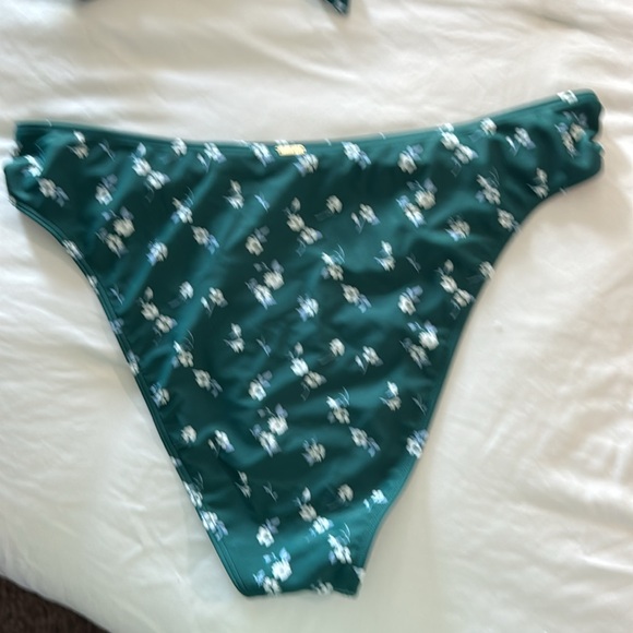 Swimsuit - Picture 5 of 6